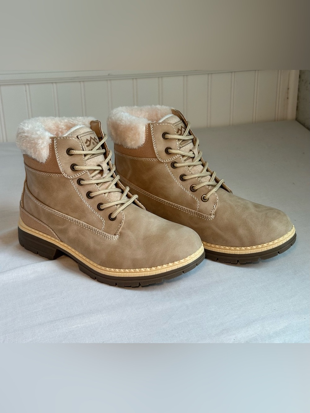 Womens Tan Lace-Up Ankle Boots Size 7.5